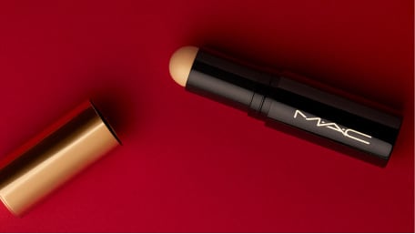 NOWOŚĆ! STUDIO RADIANCE SKIN TINT STICK